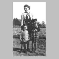 062-0026 Hedwig Bernhagen mit ihren Kindern Werner und Hildegard vor dem Ruebenfeld von Bauer Neumann.jpg